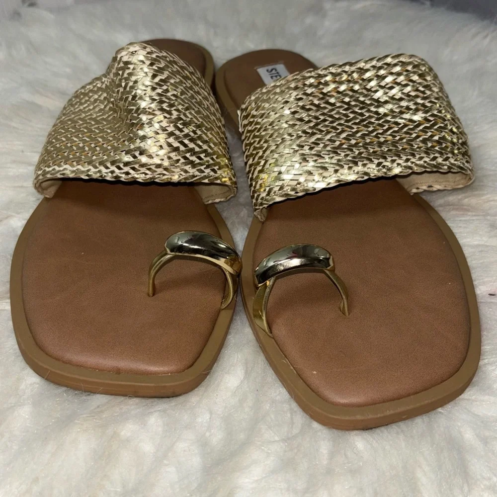 Steve Madden Women's Gold Woven Toe Ring Flat Slide Sandals Size 8 - Picture 3 of 3